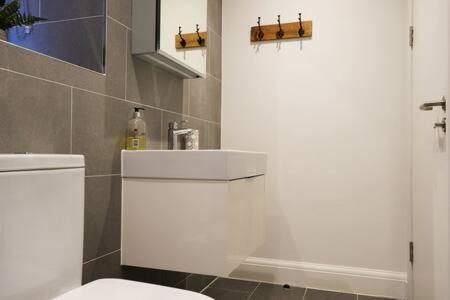 Modern One Bedroom In Ealing Common * Londres